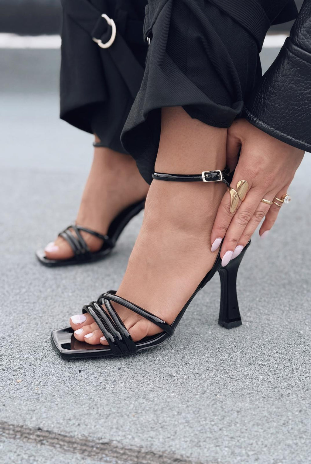 Velisse Black Patent Faux Leather Women's Pumps Sandals