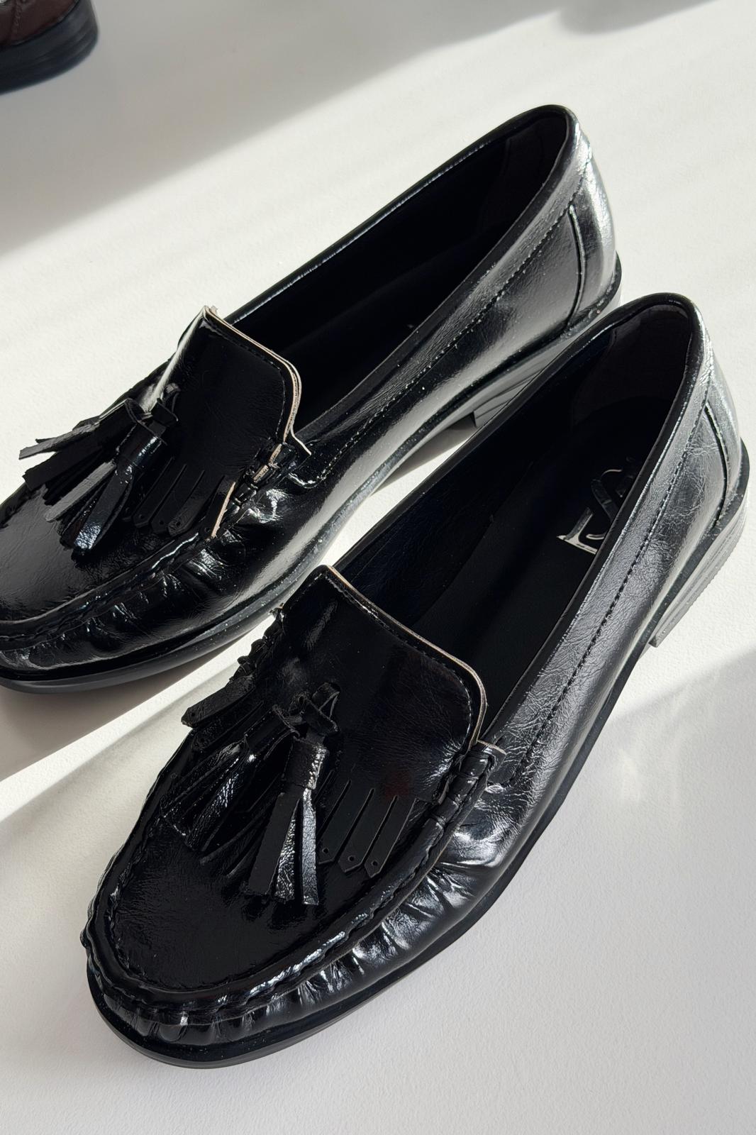 Renard Black Crinkled Patent Faux Leather Women's Loafers