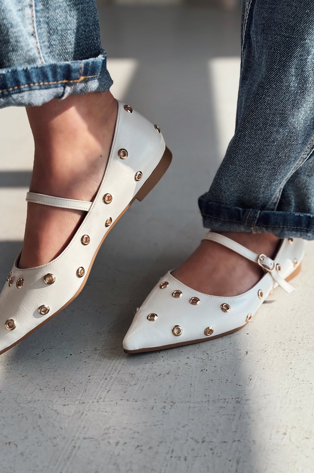 Zelix White Faux Leather Women's Studded Flats