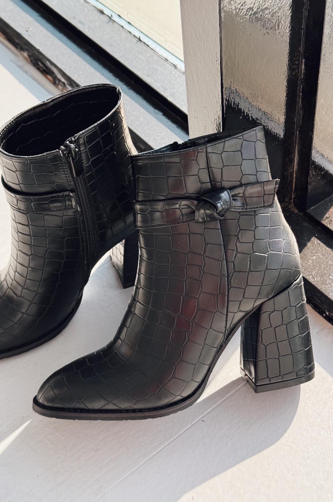Oxsend Black Faux Leather Patterned Pumps Boots