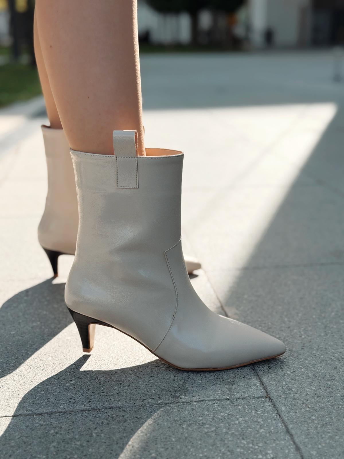 Lavino Women's Pumps Boots Beige Crinkled Patent Faux Leather
