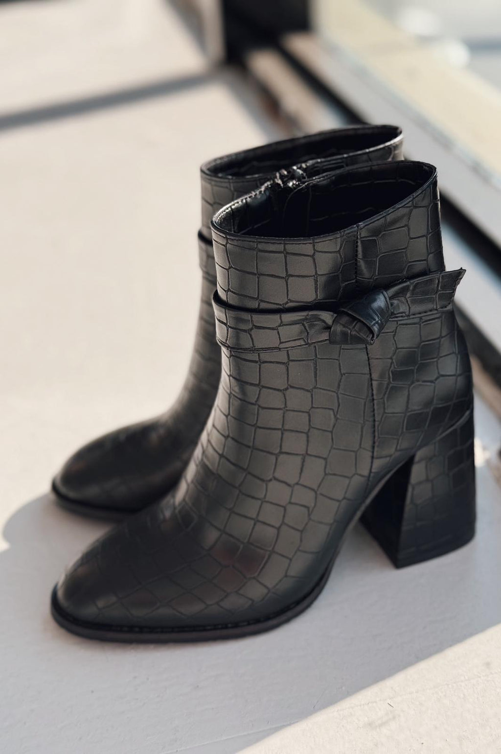 Oxsend Black Faux Leather Patterned Pumps Boots