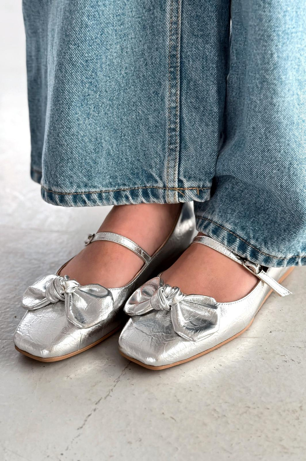 Ratins Silver Crinkle Faux Leather Bow Detail Women's Flats