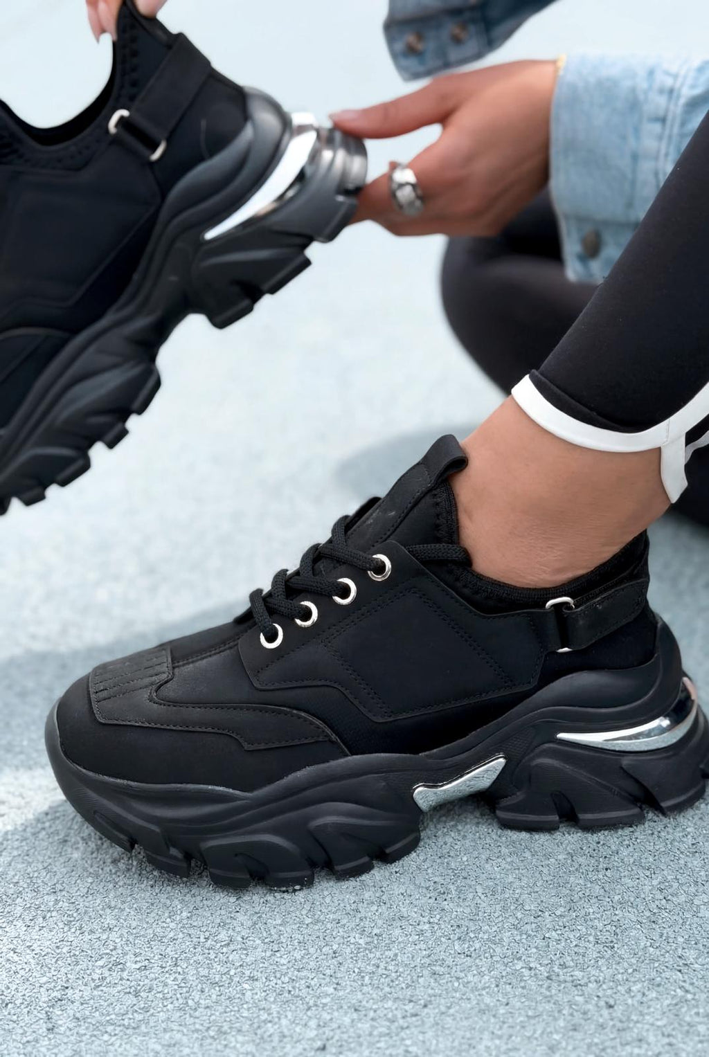 Delorin Black Women's Sneakers