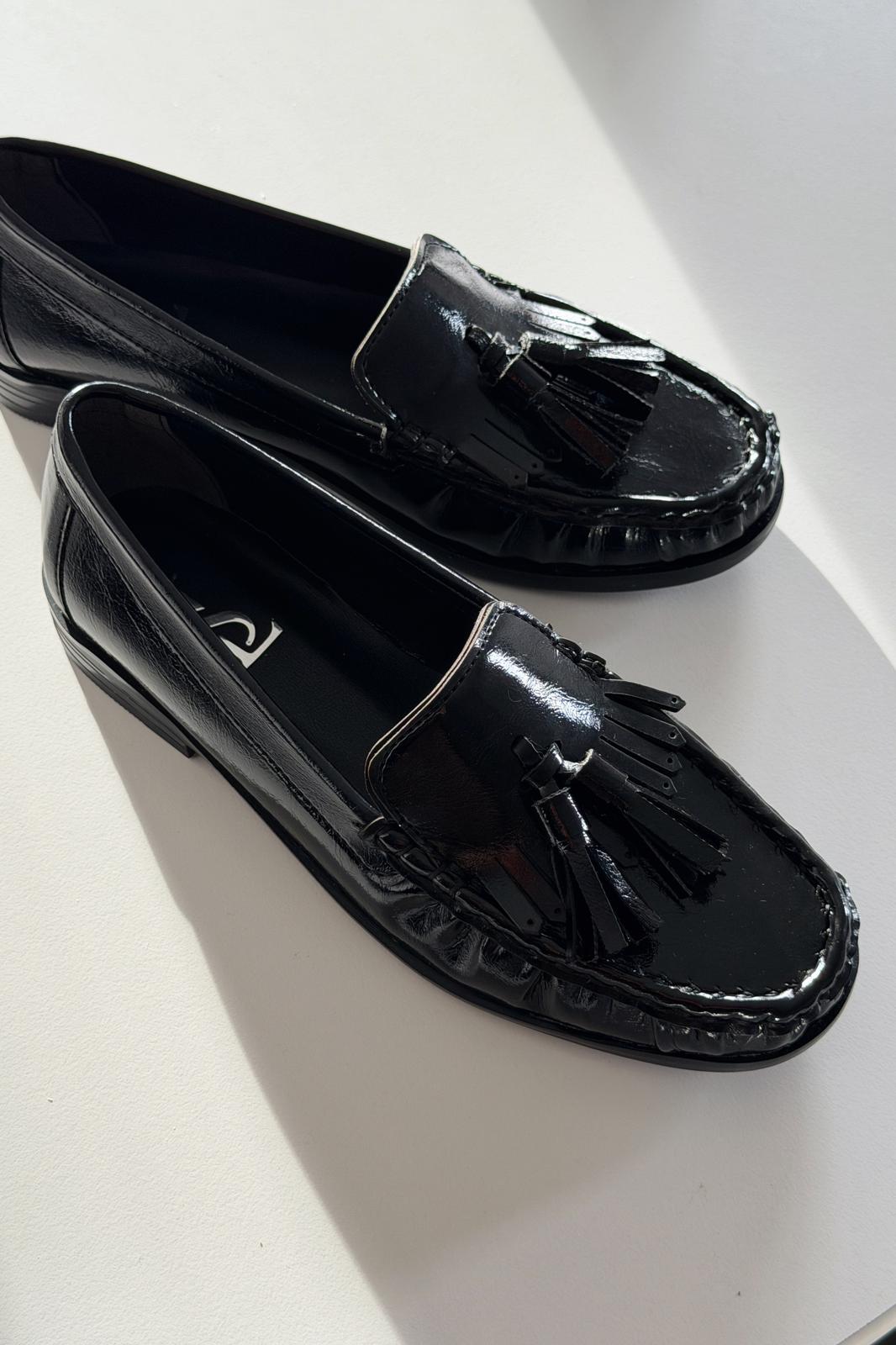Renard Black Crinkled Patent Faux Leather Women's Loafers