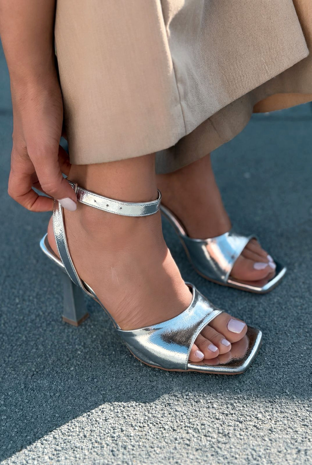 Velniel Silver Crinkled Faux Leather Women's Pumps Sandals