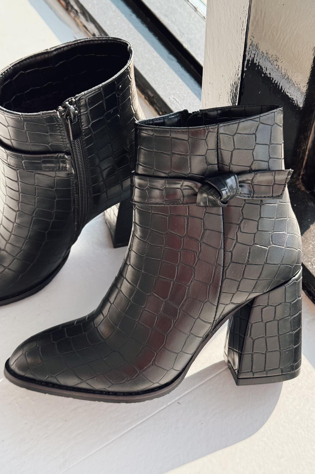 Oxsend Black Faux Leather Patterned Pumps Boots