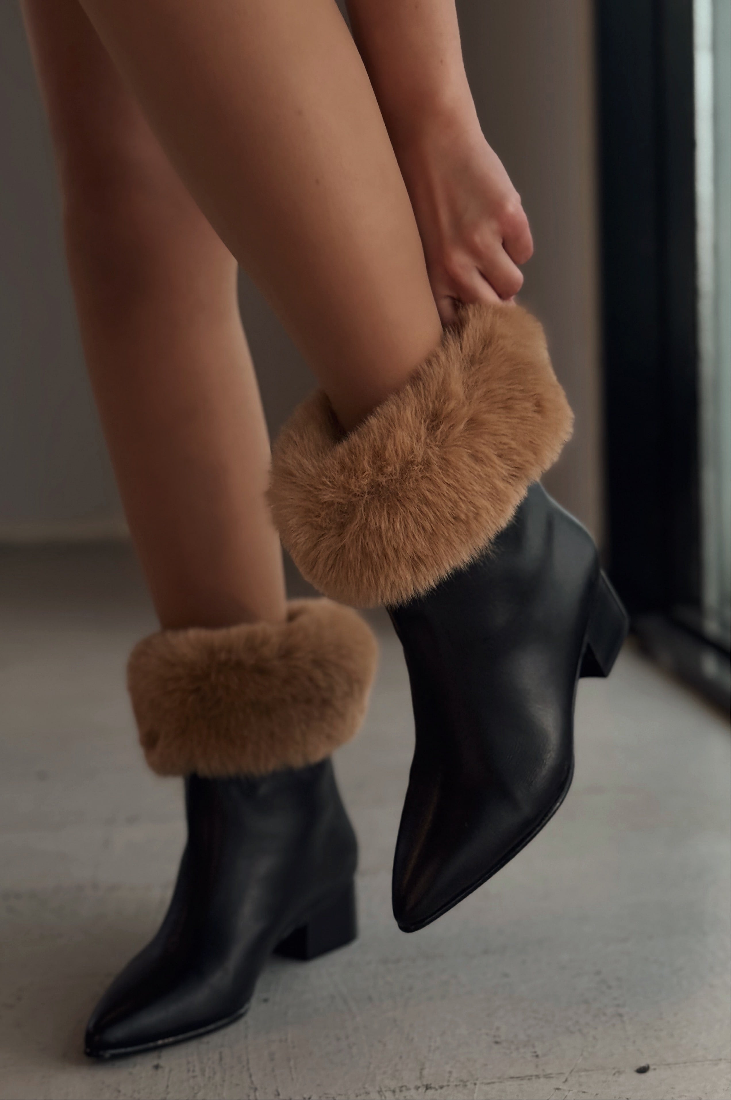 Sindamo Black Faux Leather Fur Detail Women's Boots
