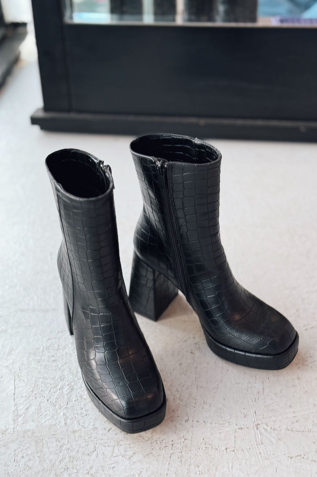 Rivoks Black Faux Leather Textured Platform Pumps Boots