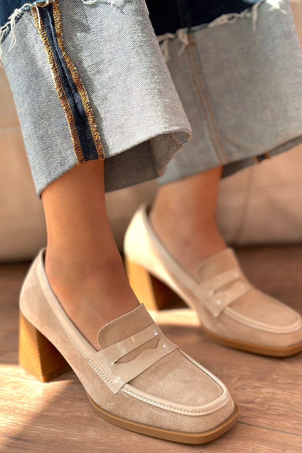 Reymans Beige Suede Women's Pumps