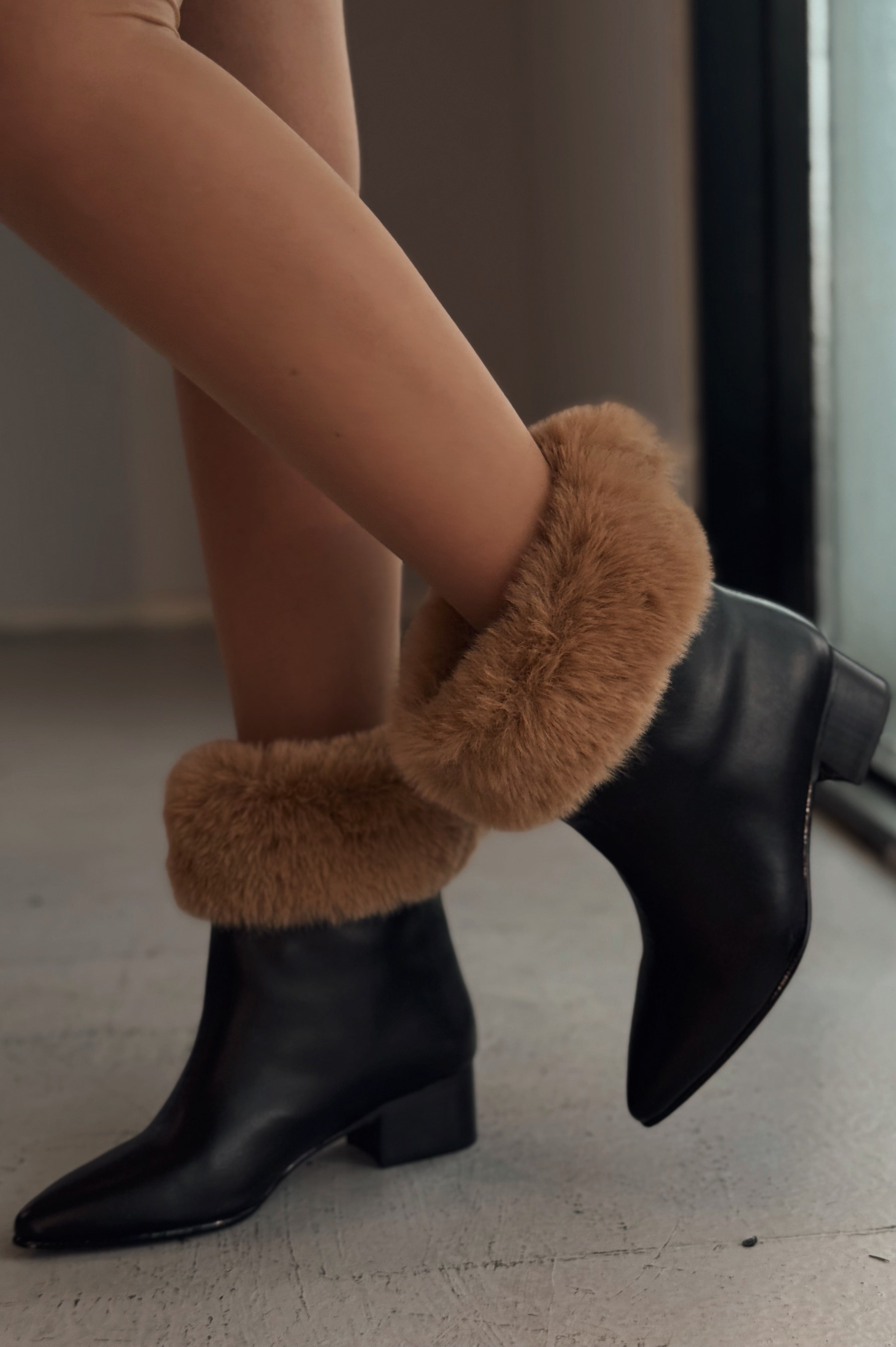 Sindamo Black Faux Leather Fur Detail Women's Boots