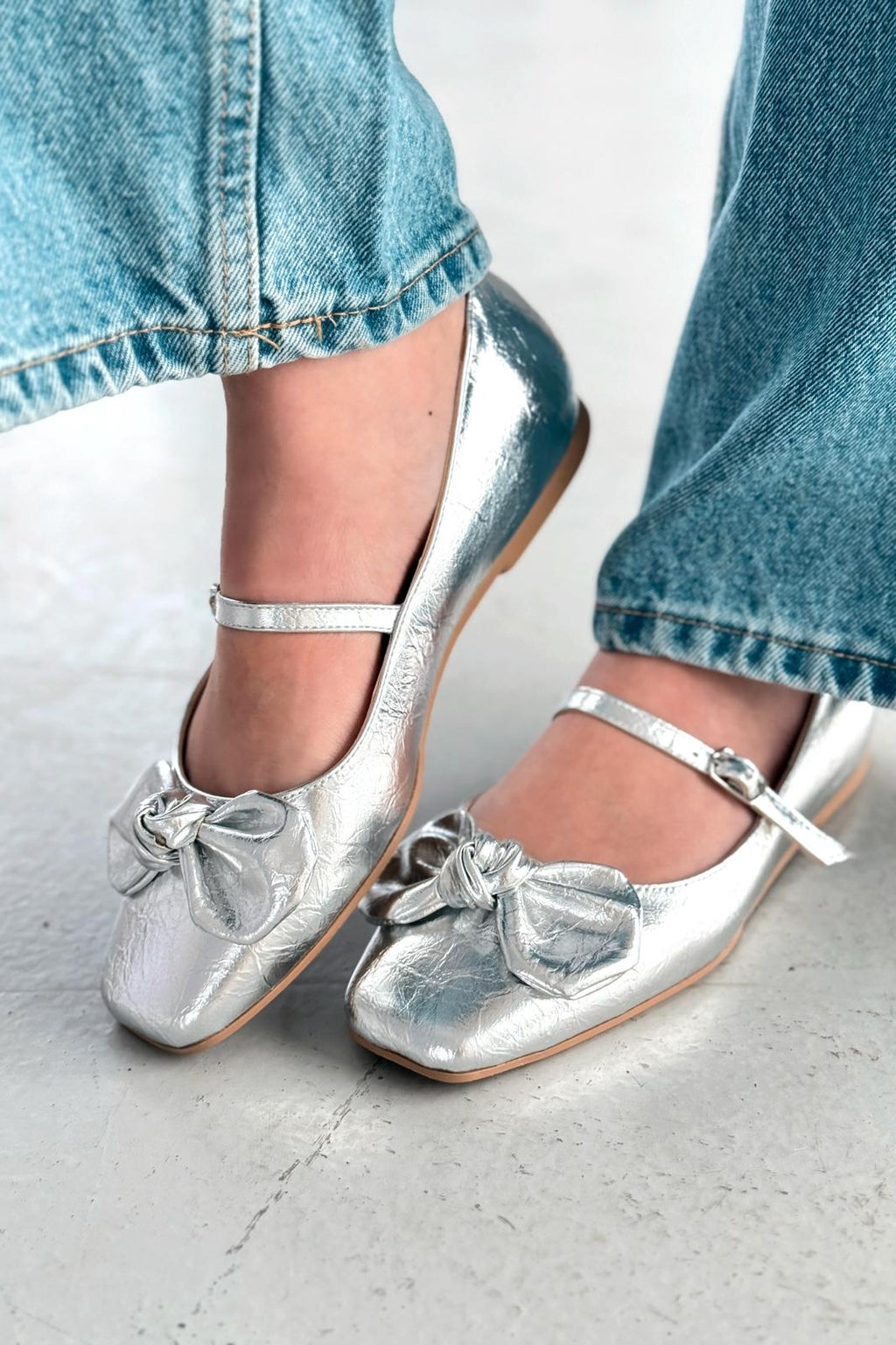 Ratins Silver Crinkle Faux Leather Bow Detail Women's Flats