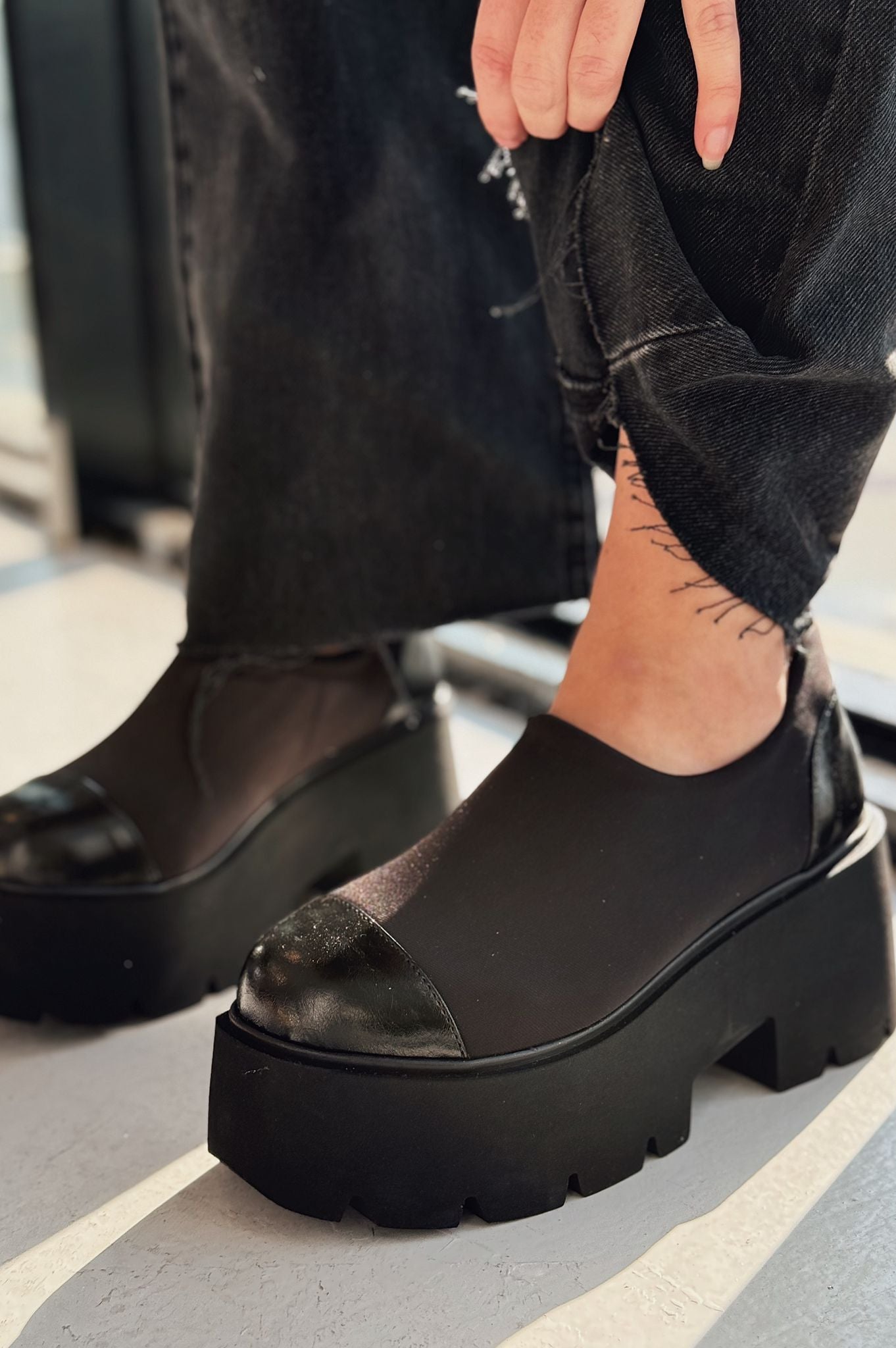 Vinado Black Thick Sole Women's Sneakers