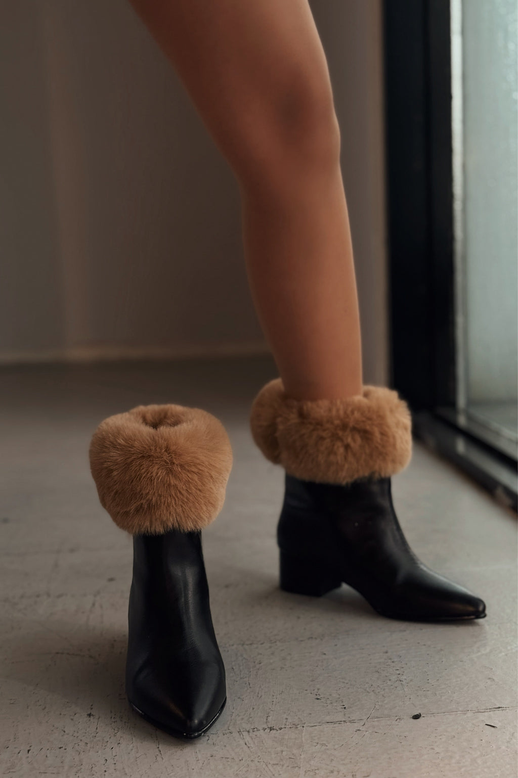 Sindamo Black Faux Leather Fur Detail Women's Boots