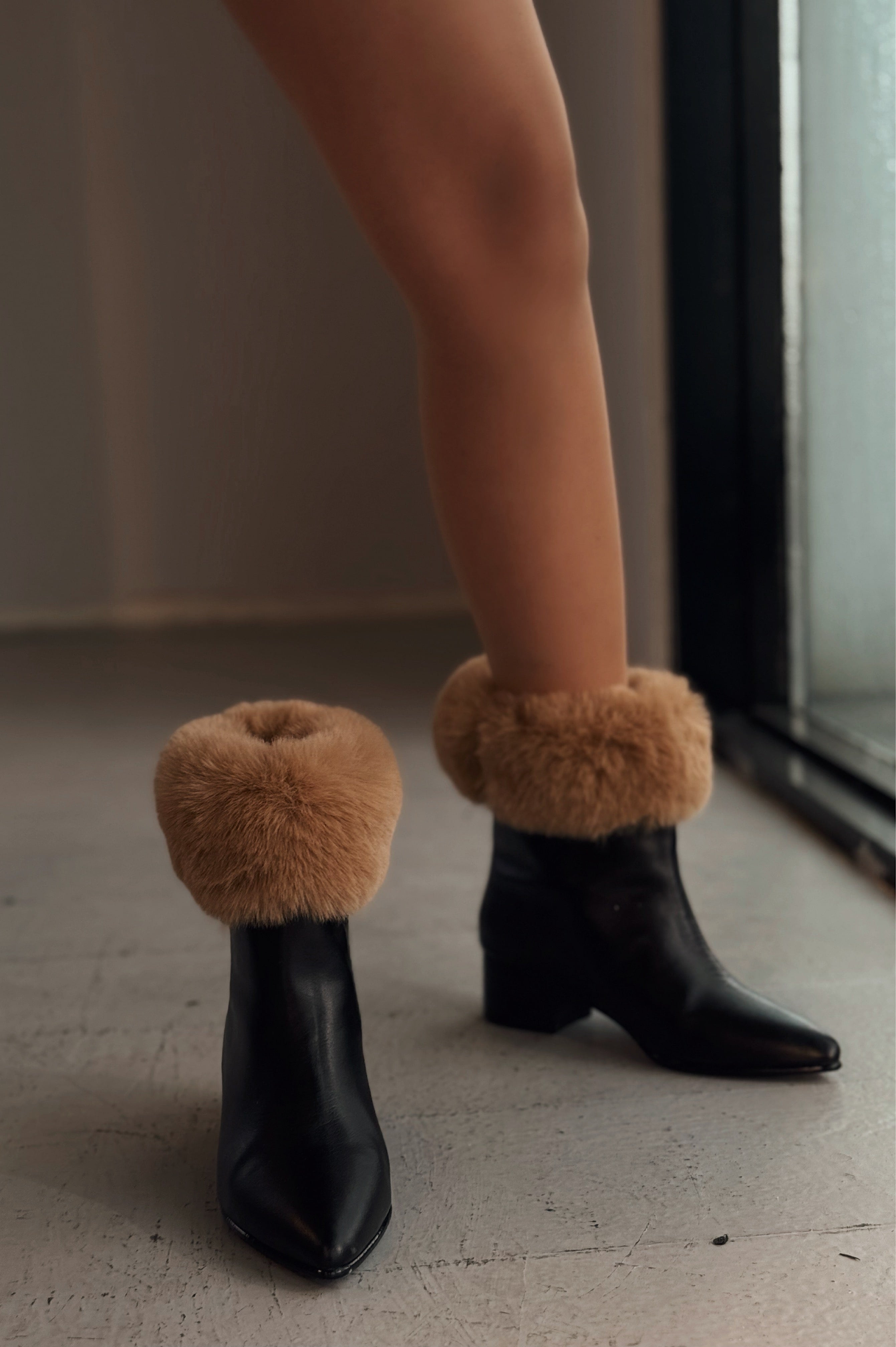 Sindamo Black Faux Leather Fur Detail Women's Boots