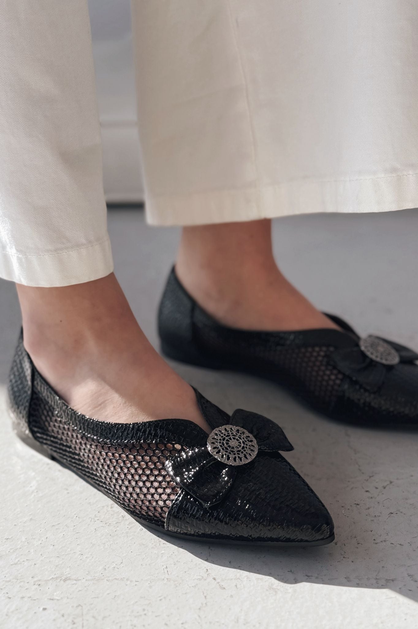 Zuneya Black Patent Faux Leather Bow Detail Women's Mesh Flats